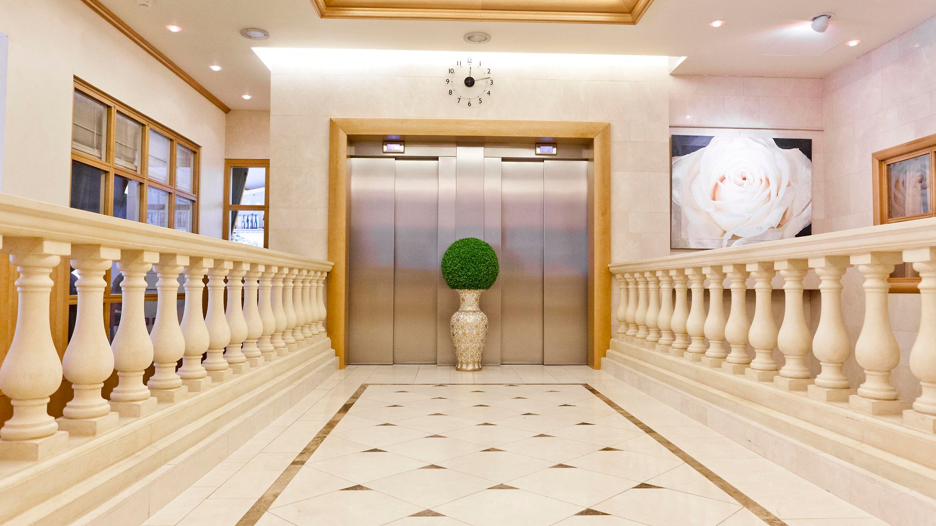Le Chatelain Hotel 5*