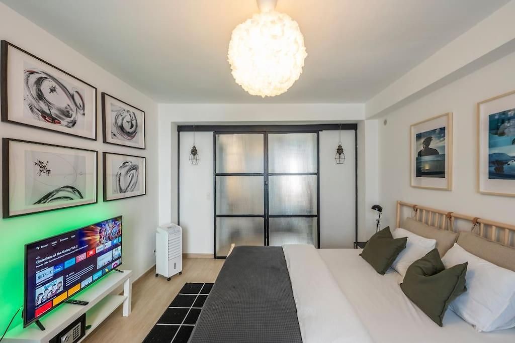 Superb 3 Bedroom & 3 Bathroom Duplex In Centre Apartment