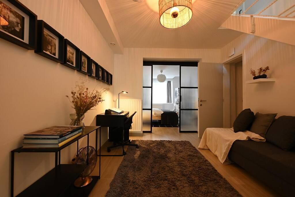 Superb 3 Bedroom & 3 Bathroom Duplex In Centre Apartment *