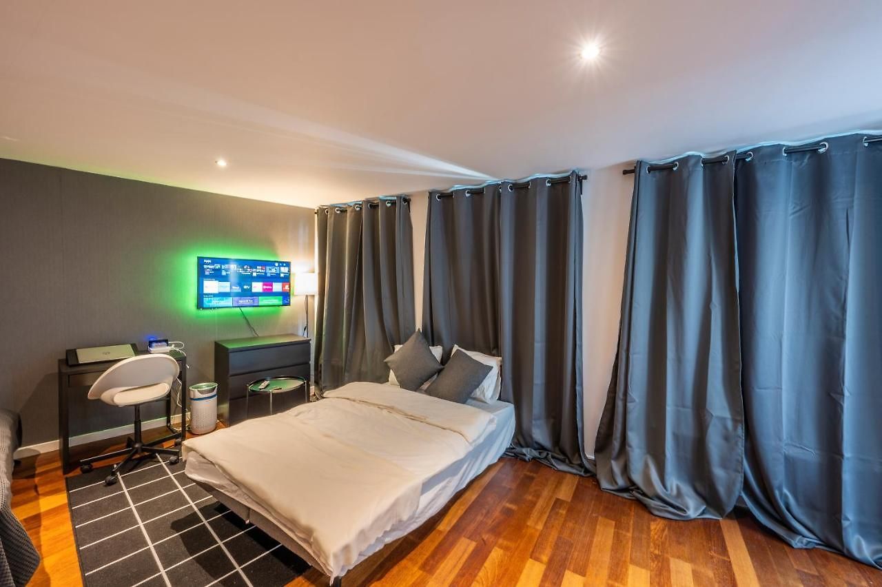 Sensational In Fantastic Location Apartment *