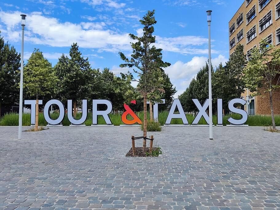 Entier Avec Balcon - Tour Et Taxis *