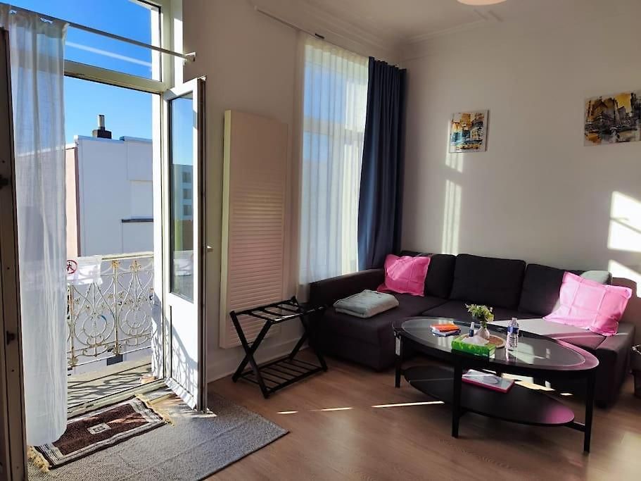 Entier Avec Balcon - Tour Et Taxis * Brussels