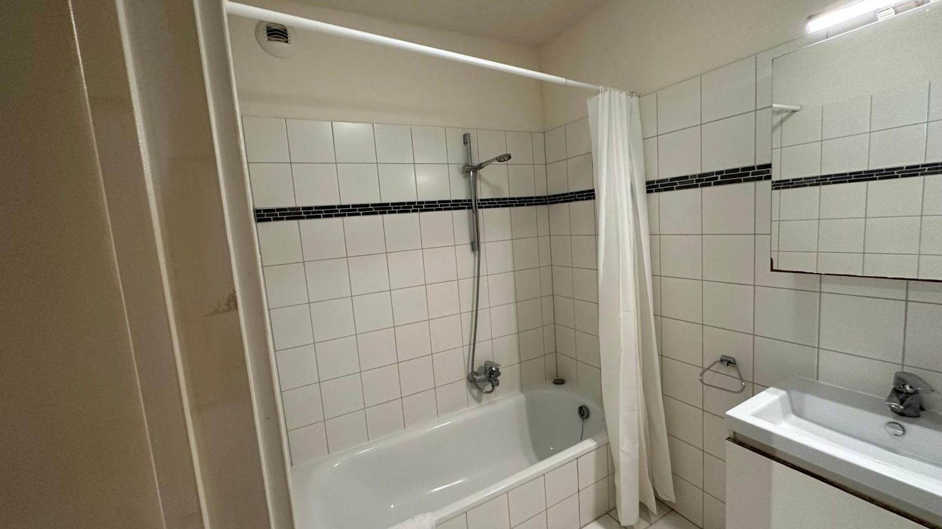 Apartment 3 Bedroom In Center With Balcony View *