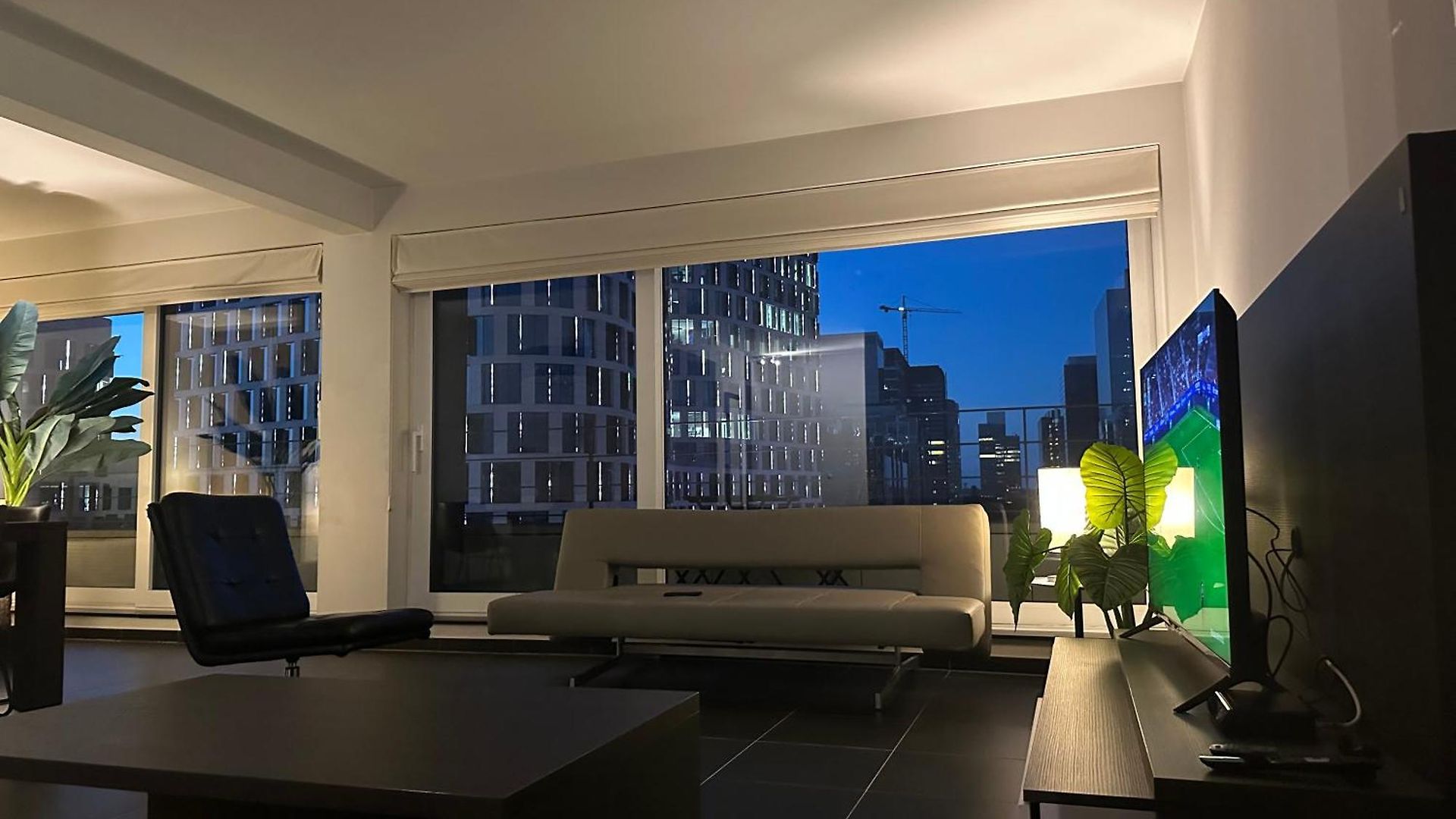 Apartment In Heart Of With Balcony View *