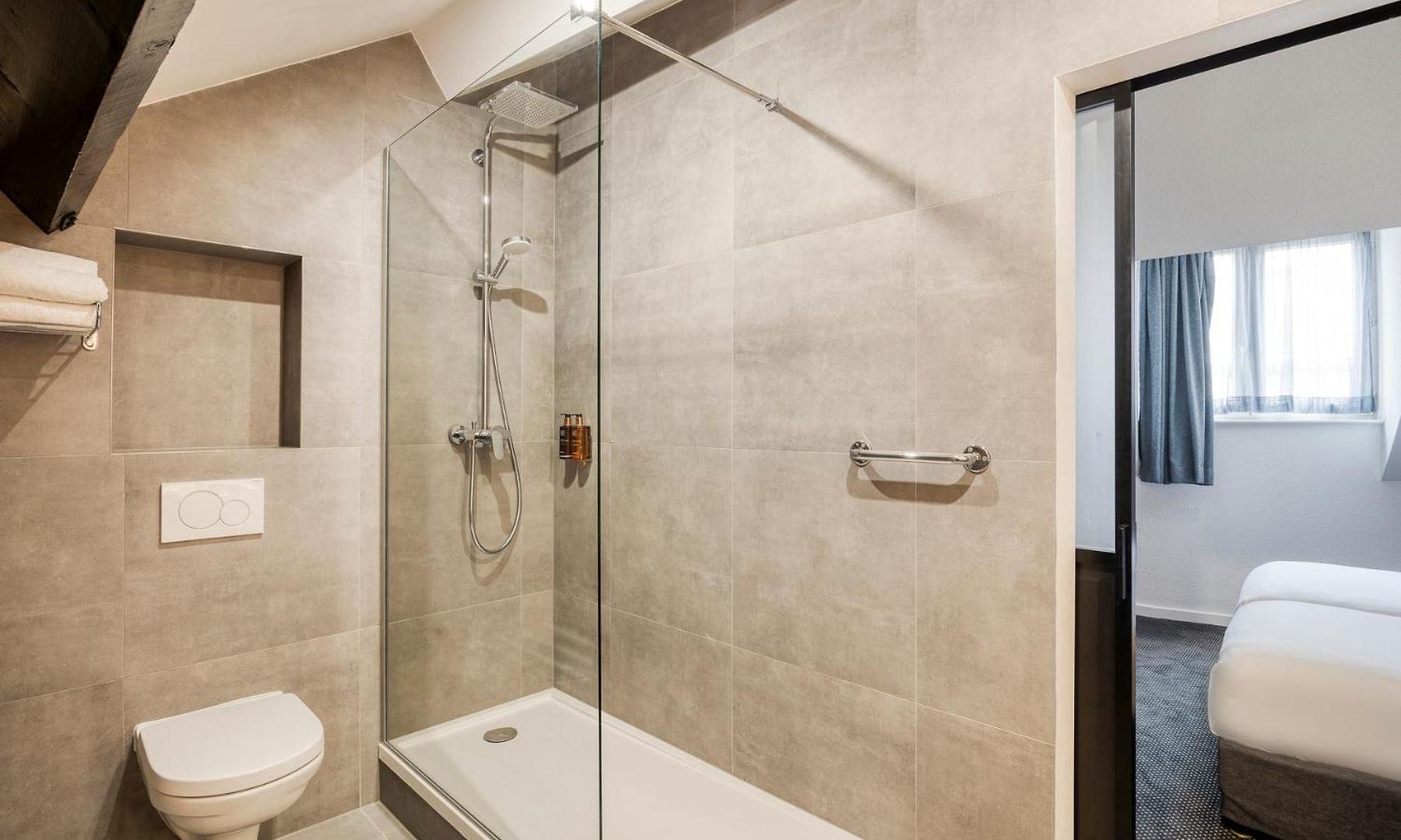 Aris Grand Place Hotel