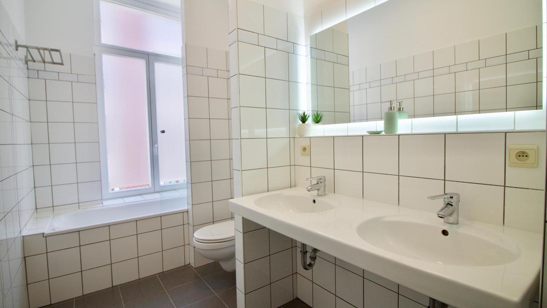 Heart Of Grand Place - Stunning 3br Triplex *