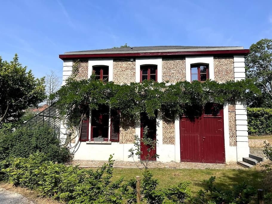 Holiday home Charmante Maison Dans Un Coin De Verdure A Boitsfort *