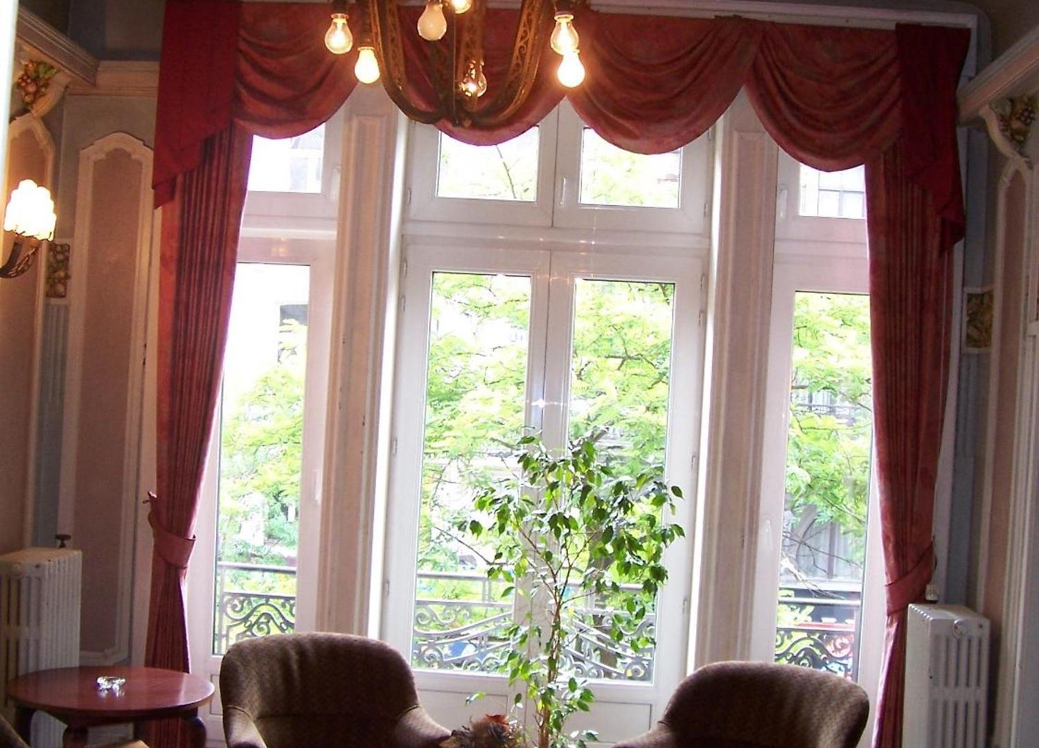 Manhattan Hotel *