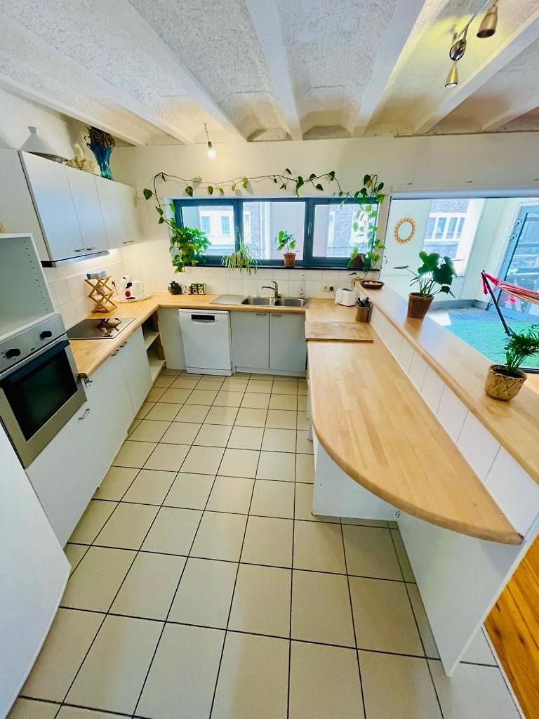 Apartment Oasis-spacious Loft In Excellent Location *
