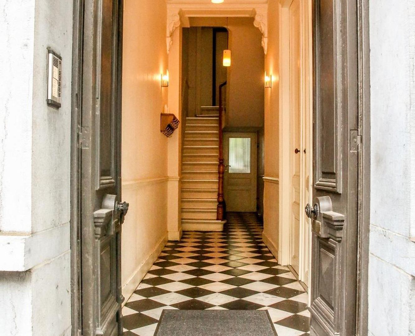 Apartment Centre *