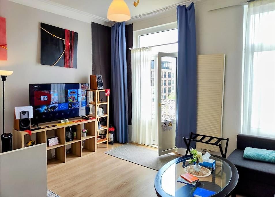 Entier Avec Balcon - Tour Et Taxis