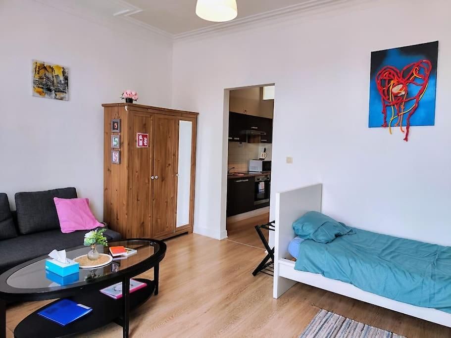 Entier Avec Balcon - Tour Et Taxis Apartment
