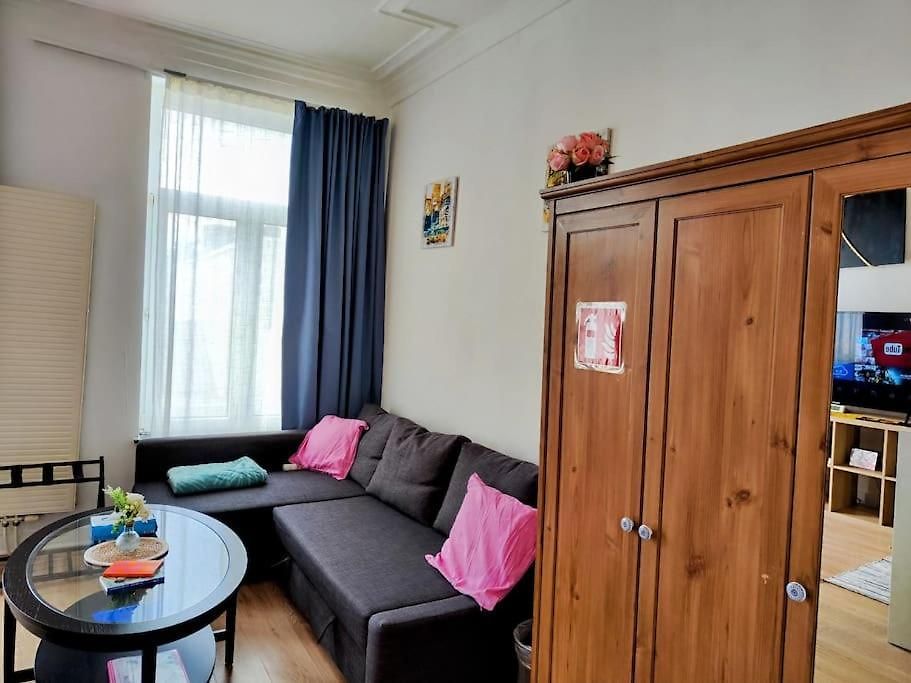 Entier Avec Balcon - Tour Et Taxis Brussels