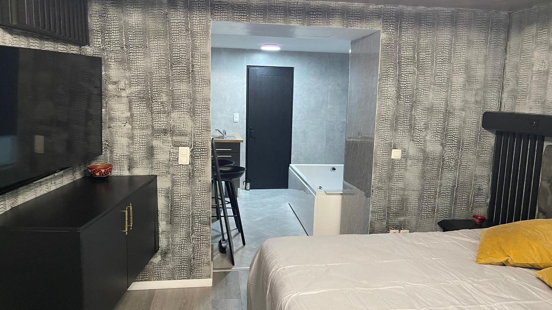 Jungle Romantic - Private Jacuzzi - Apartment Brussels