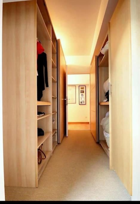 Down Town Spacious Duplex With Private Parking & Game Brussel