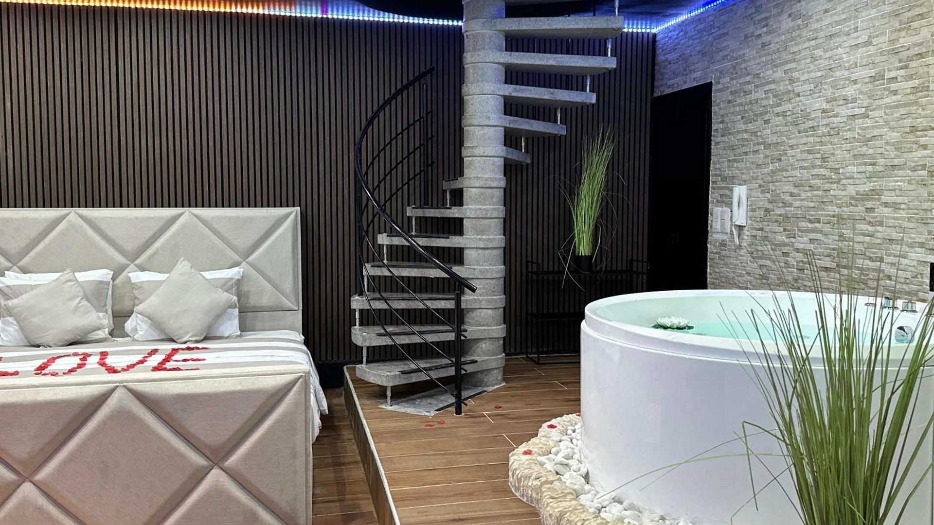 Love hotel Bolingo *