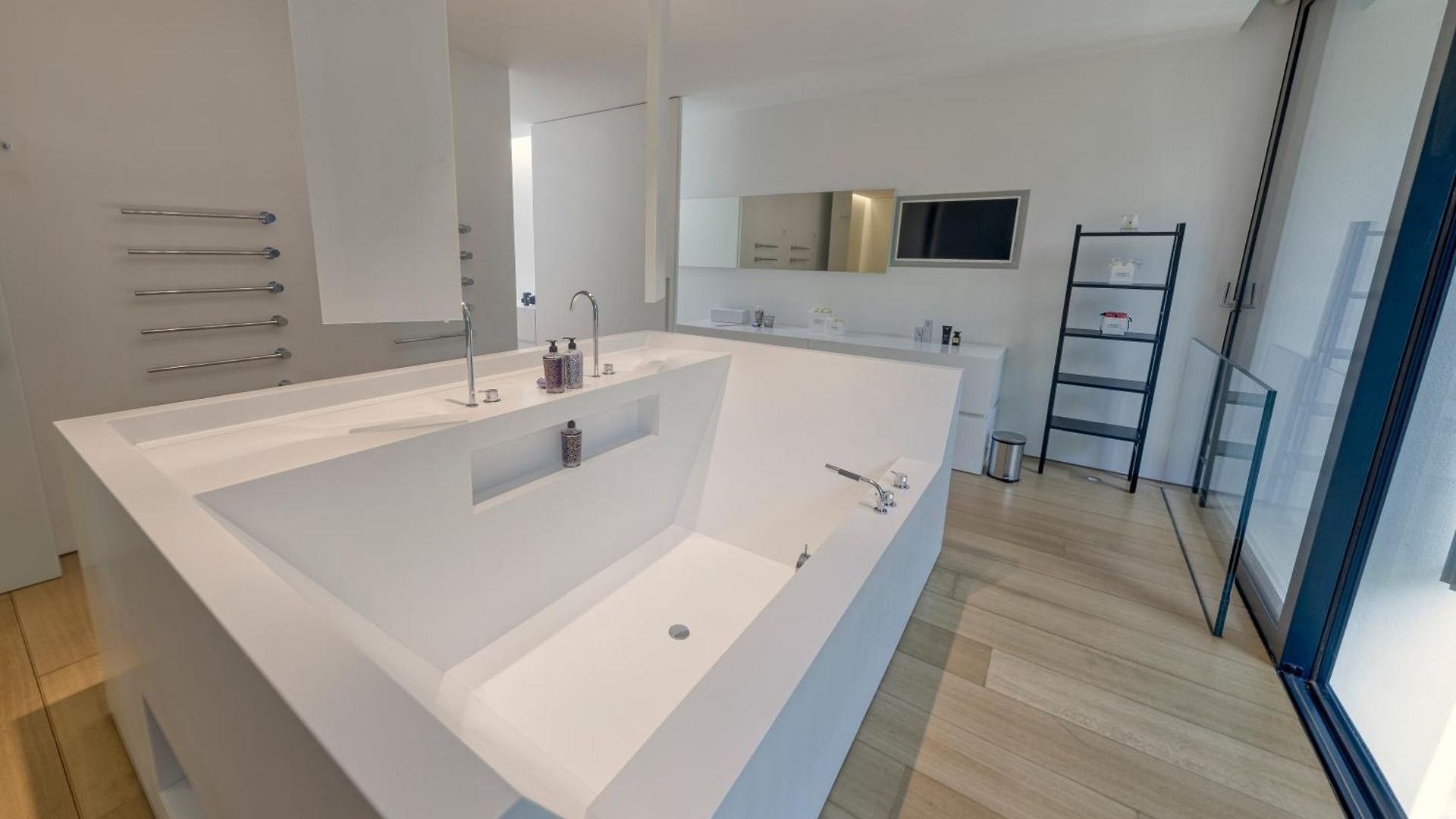 Luxurious 1000m2 With Garden And Pool Villa