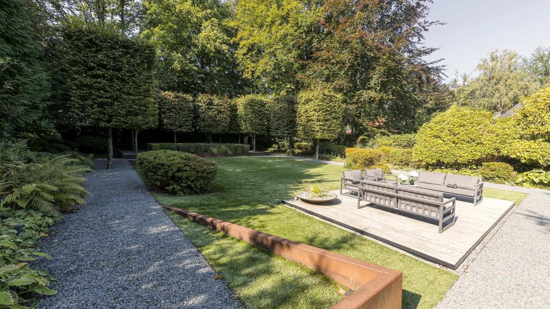Luxurious 1000m2 With Garden And Pool *