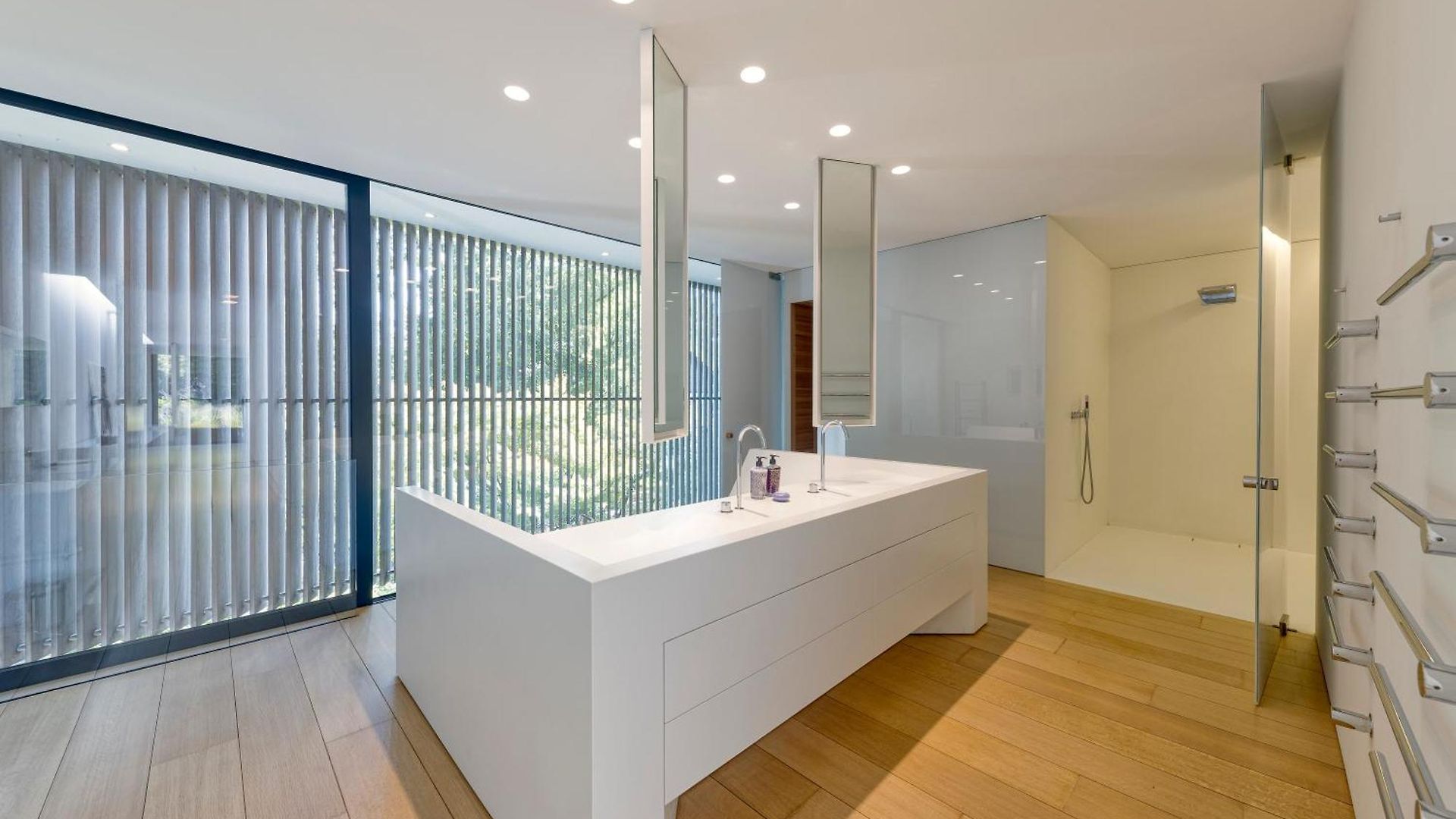 Luxurious 1000m2 With Garden And Pool *
