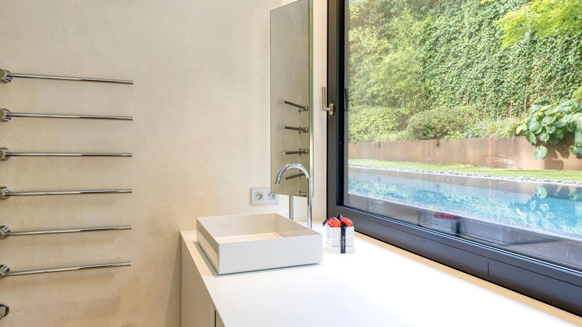 Luxurious 1000m2 With Garden And Pool