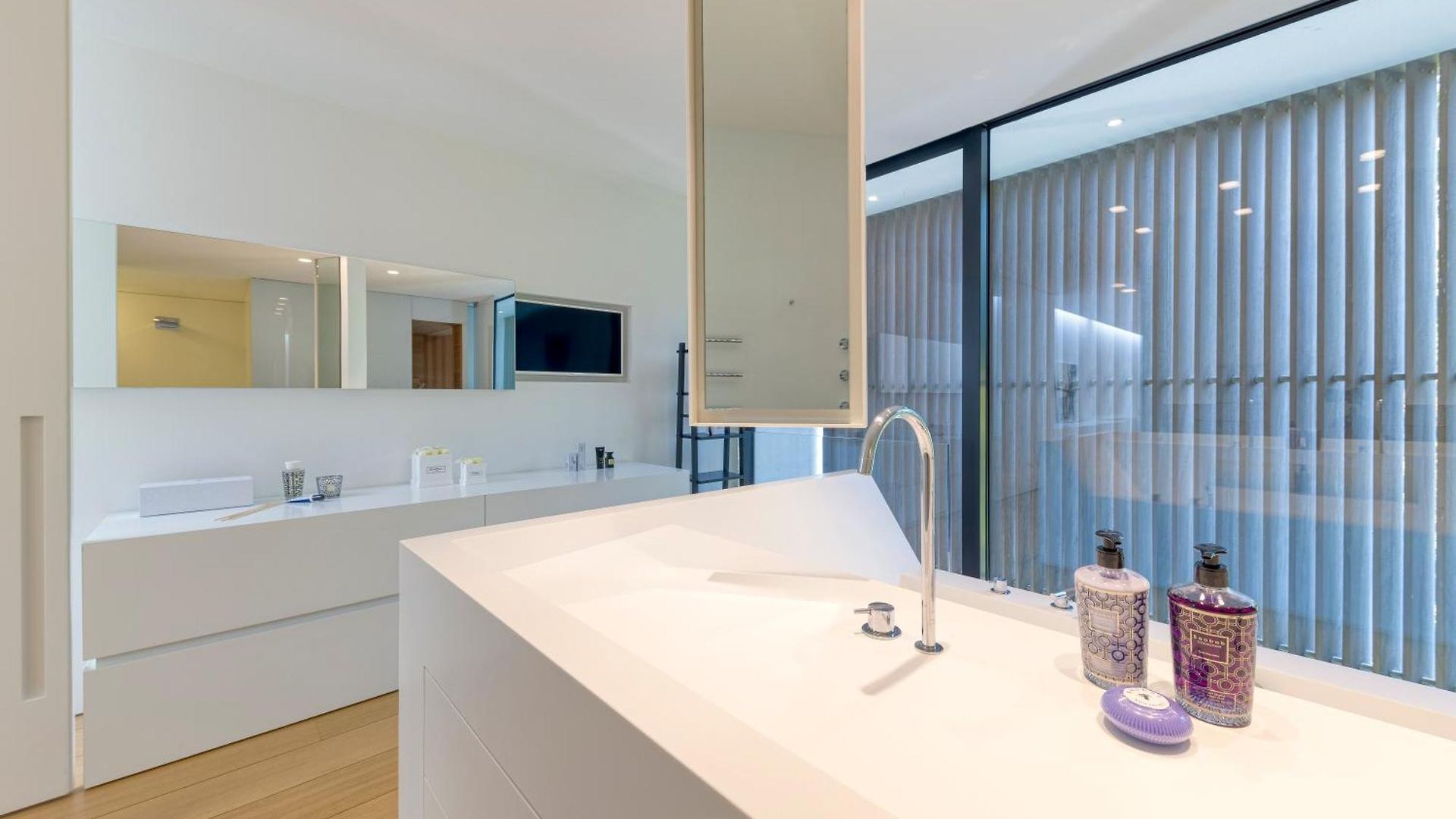 Luxurious 1000m2 With Garden And Pool Villa *