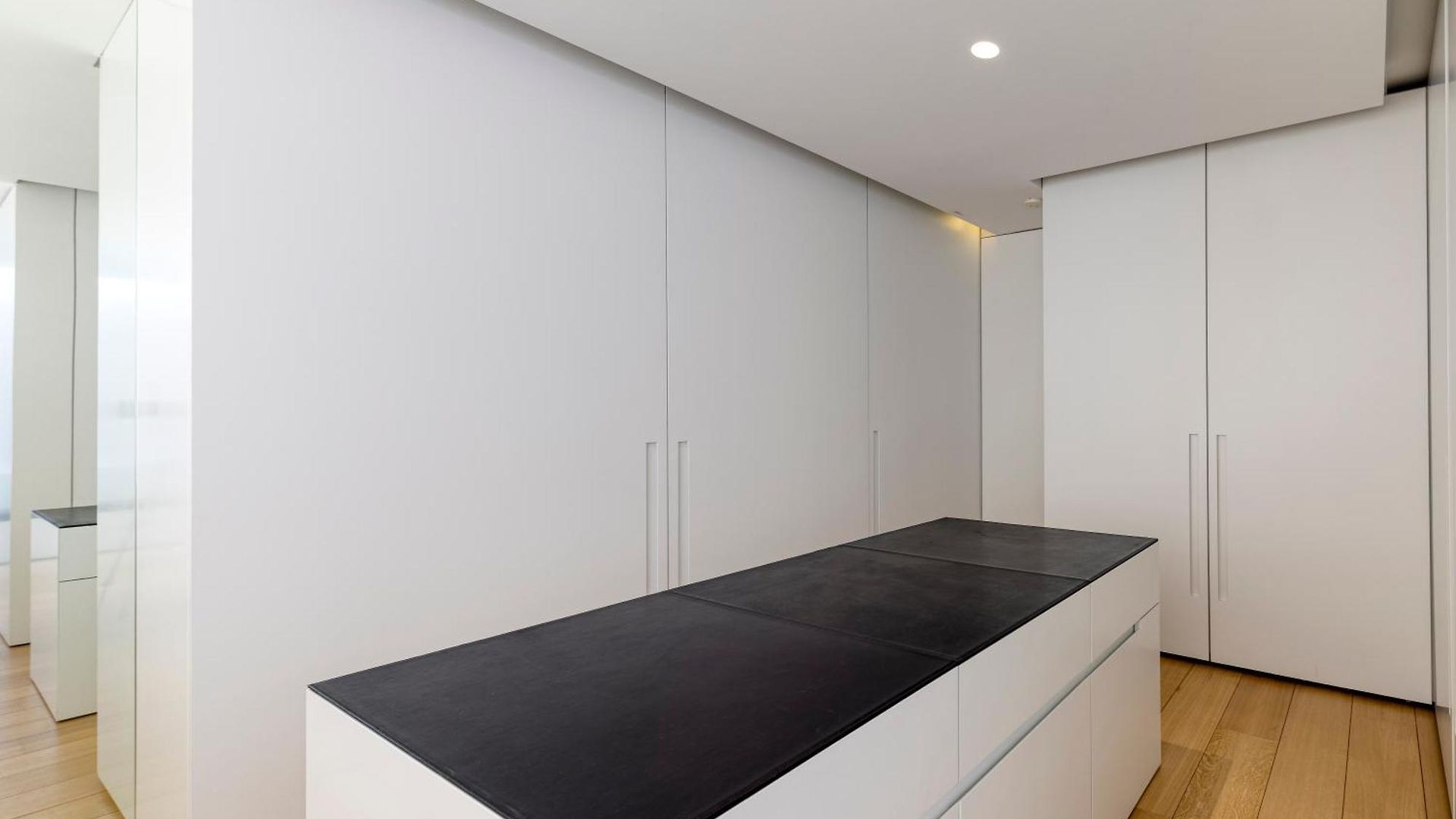 Luxurious 1000m2 With Garden And Pool *