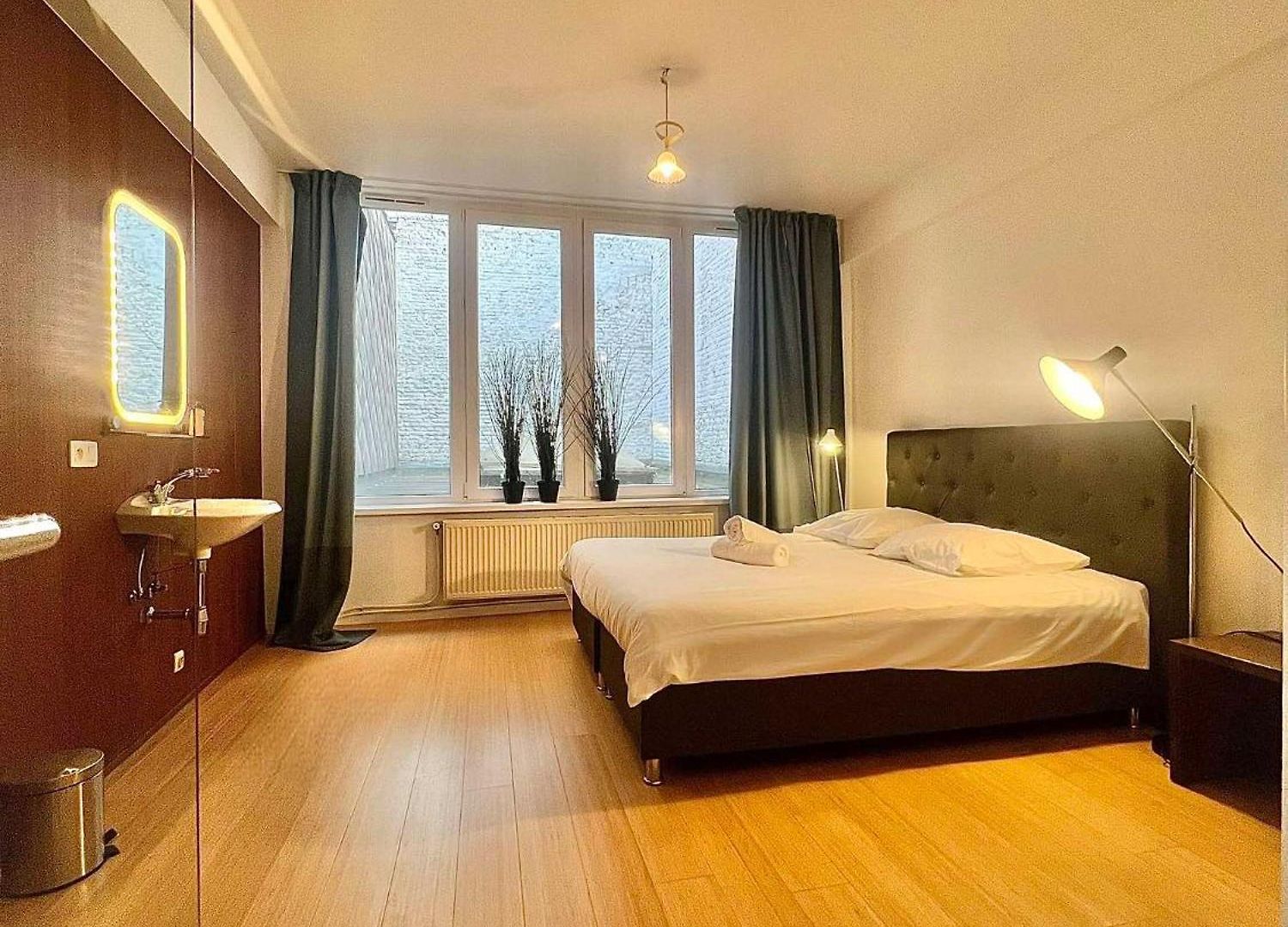 Apartment 5 Min From Grand Place 1 Bedroom Apt Renovated! *