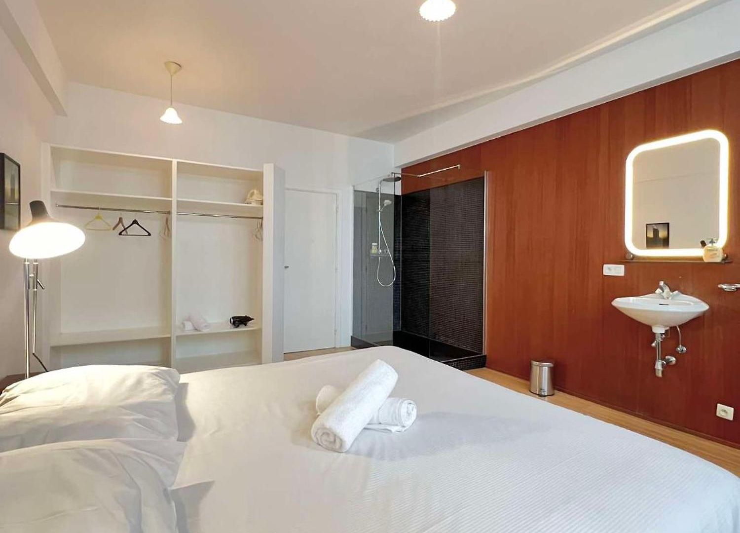 5 Min From Grand Place 1 Bedroom Apt Renovated!