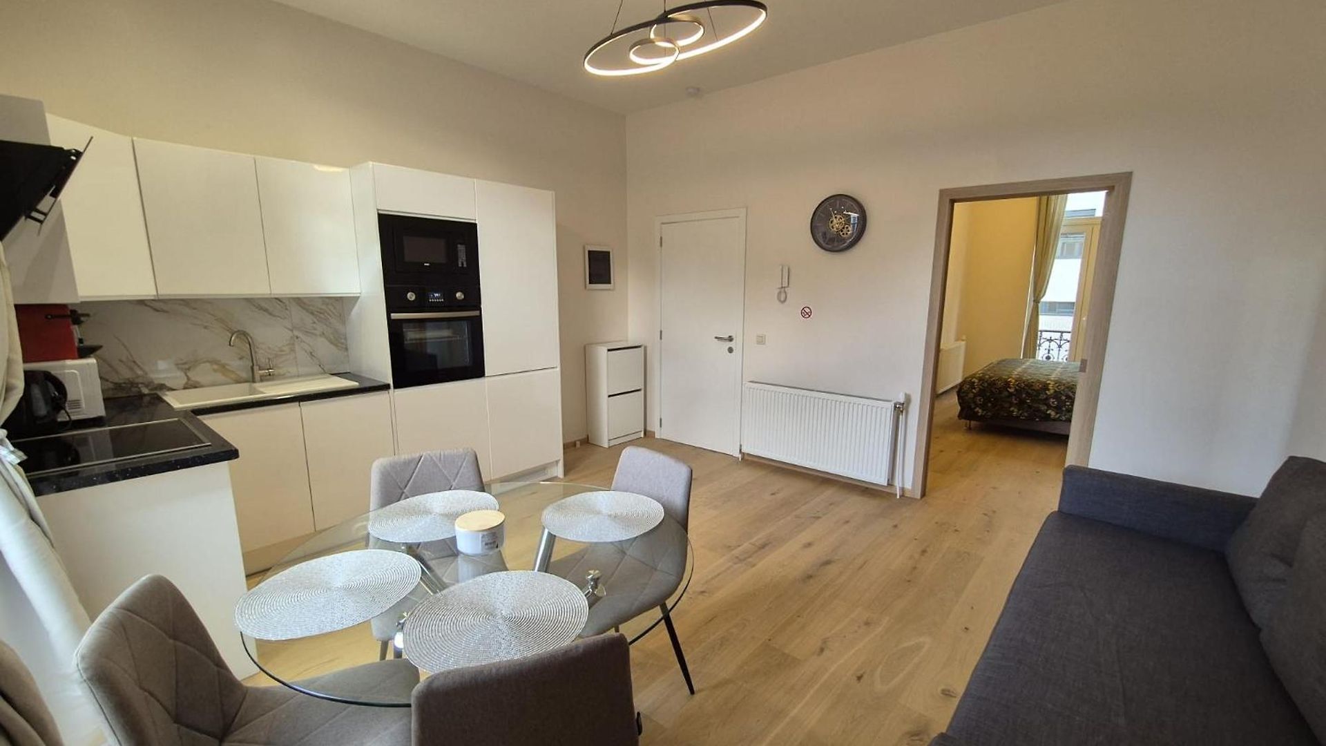 Elegant In Center Of Apartment *