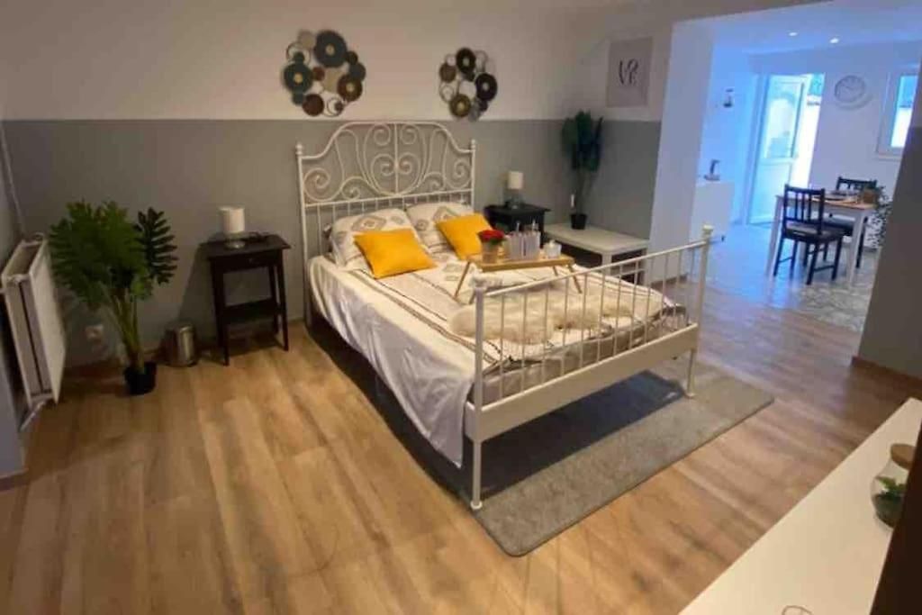 Appartement Superbe Full Equipe Avec Cour Exterieur Brussel