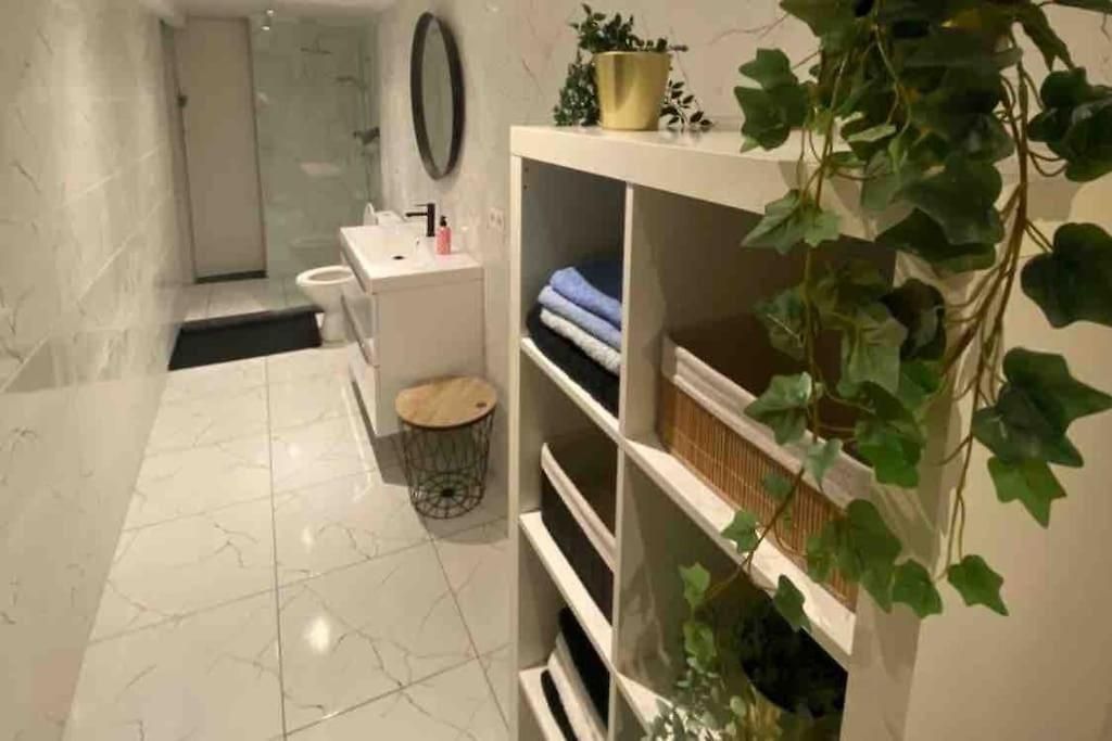 Appartement Superbe Full Equipe Avec Cour Exterieur