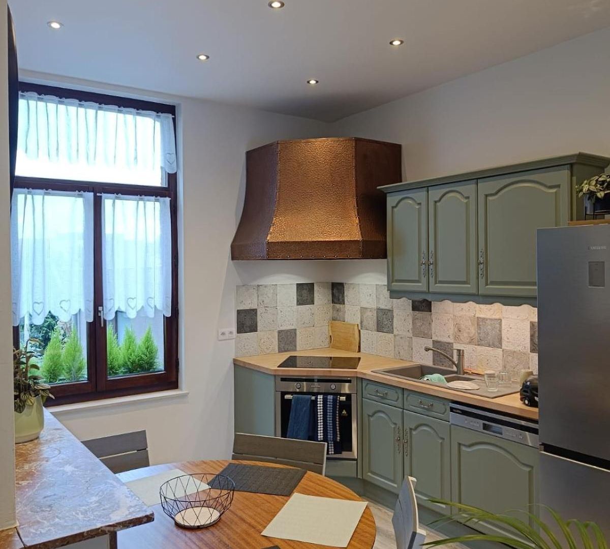 Modern Triplex 140m2 - 4 Bedrooms, 1 Living & 2 Bathrooms - 8 People In *