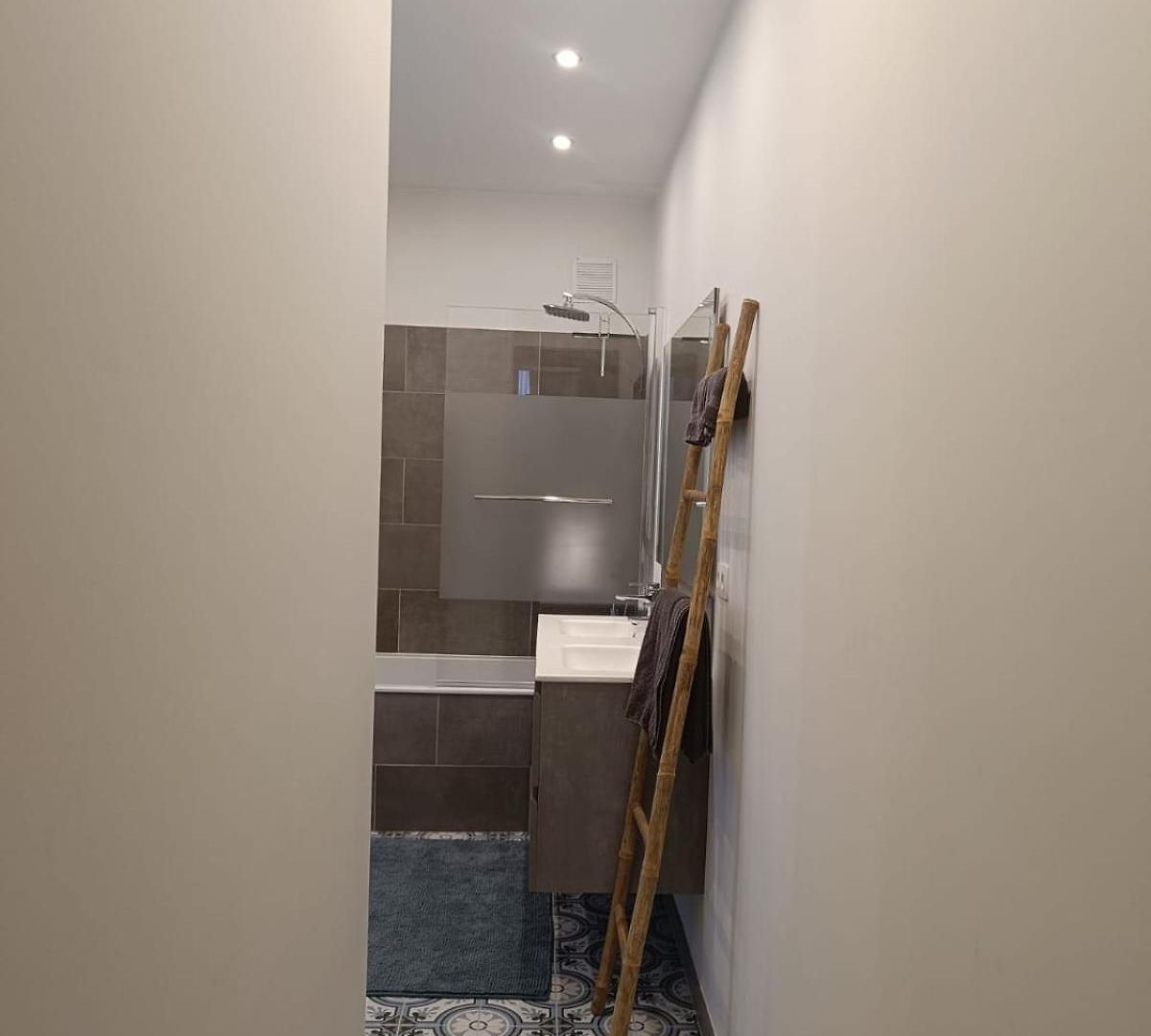 Modern Triplex 140m2 - 4 Bedrooms, 1 Living & 2 Bathrooms - 8 People In *