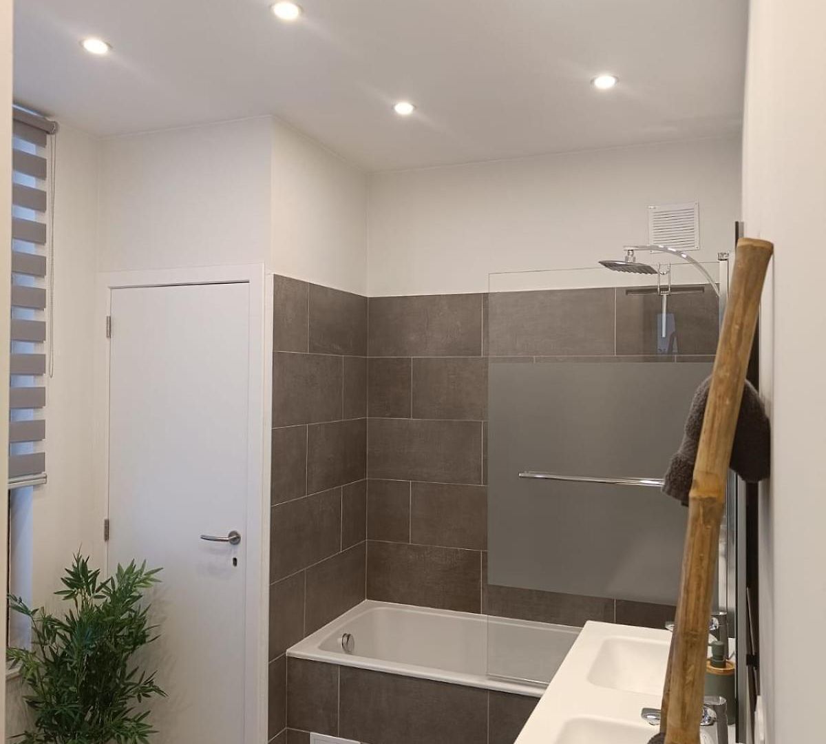 Modern Triplex 140m2 - 4 Bedrooms, 1 Living & 2 Bathrooms - 8 People In *