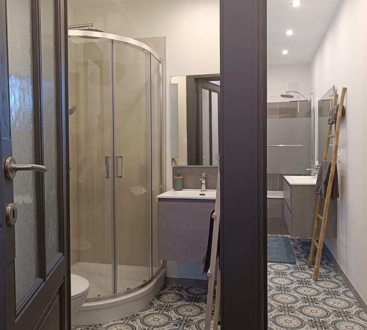 Apartment Modern Triplex 140m2 - 4 Bedrooms, 1 Living & 2 Bathrooms - 8 People In Brussels