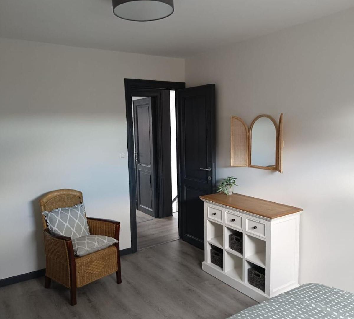 Modern Triplex 140m2 - 4 Bedrooms, 1 Living & 2 Bathrooms - 8 People In Apartment