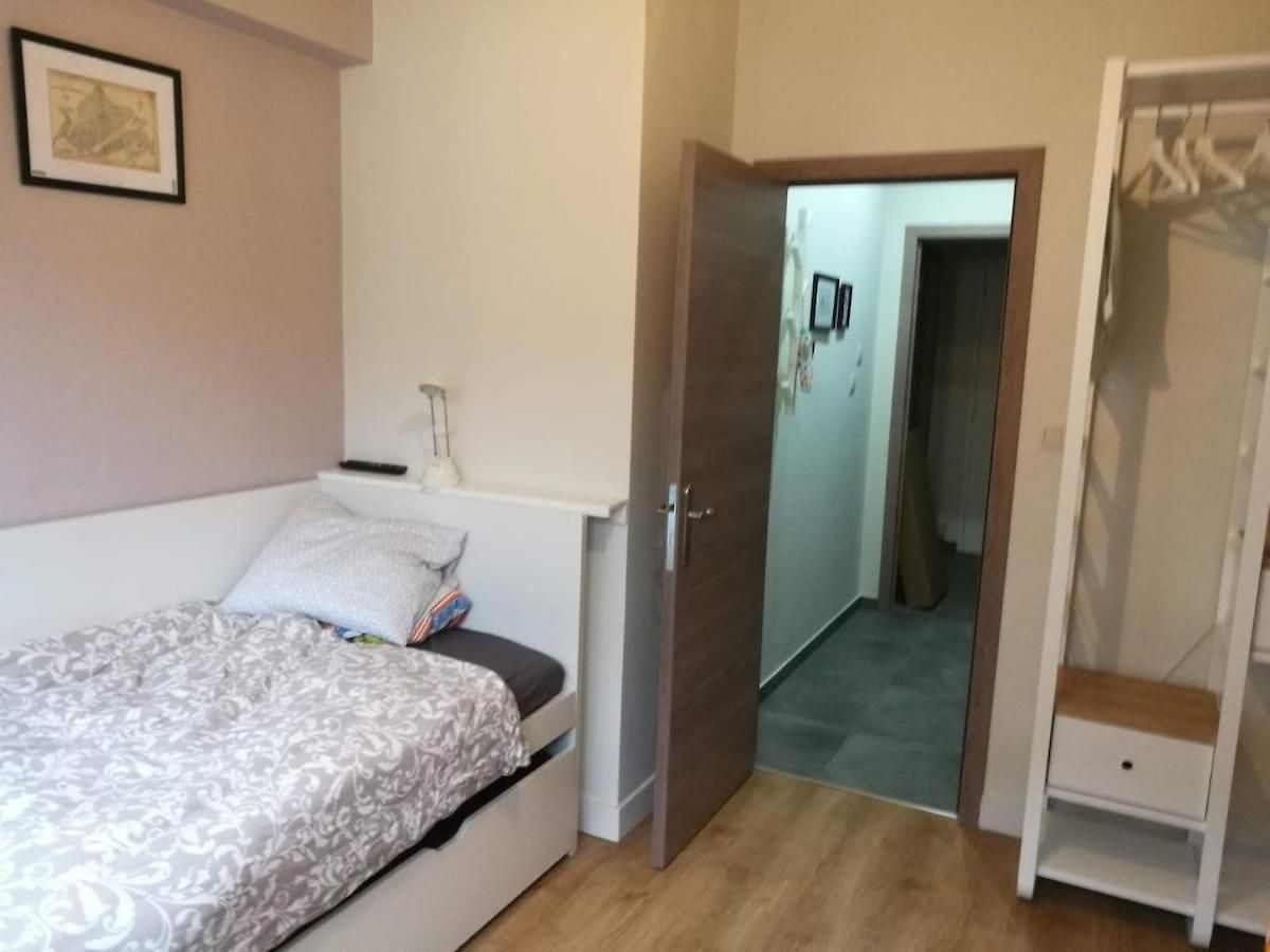 Fully Equipped Two Bedroom Schuman Area Apartment *