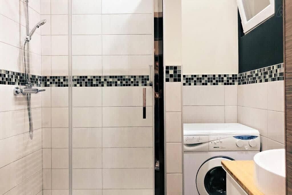 Fully Equipped Two Bedroom Schuman Area Apartment