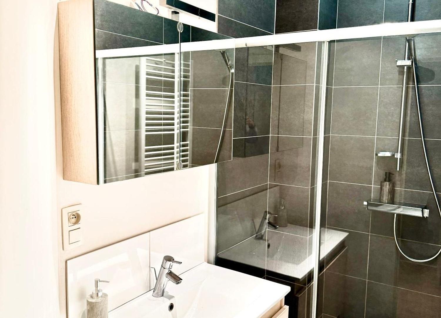 Beautiful 2 Bedroom Familiar Luxury Apartment *