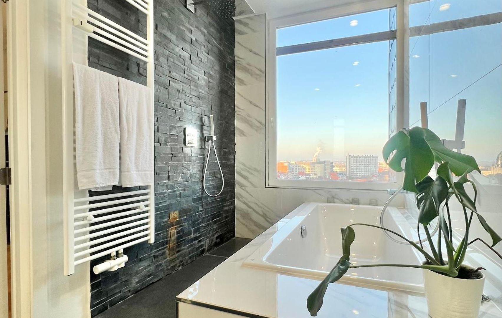 Lovely Loft In Panoramic View!