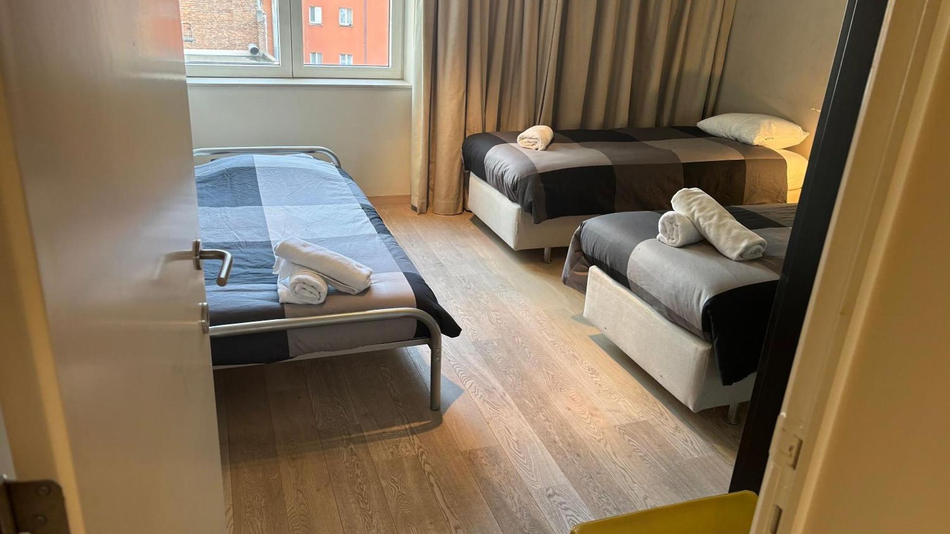 Comfortable Two Bedroom In Center Apartment *