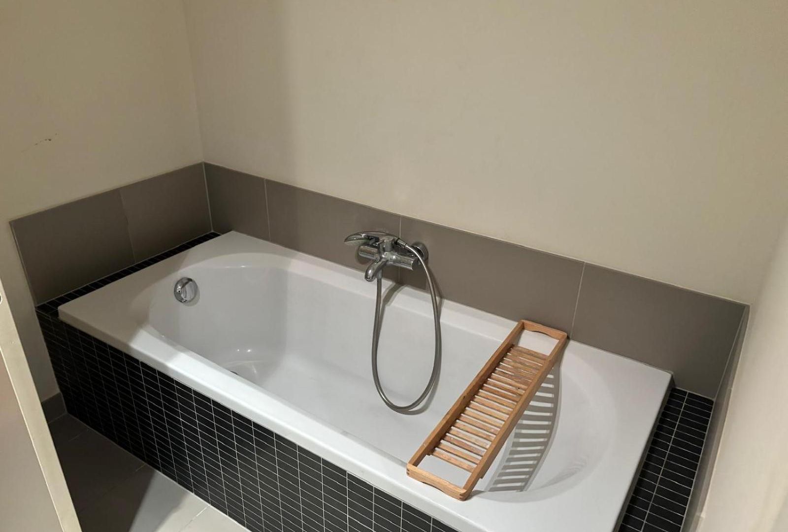 Comfortable Two Bedroom In Center *