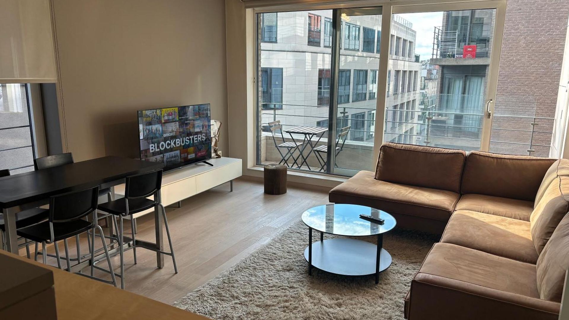 Comfortable Two Bedroom In Center *