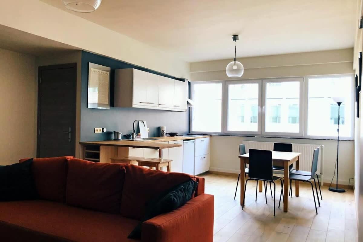 Renovated One Bedroom Schuman Area *