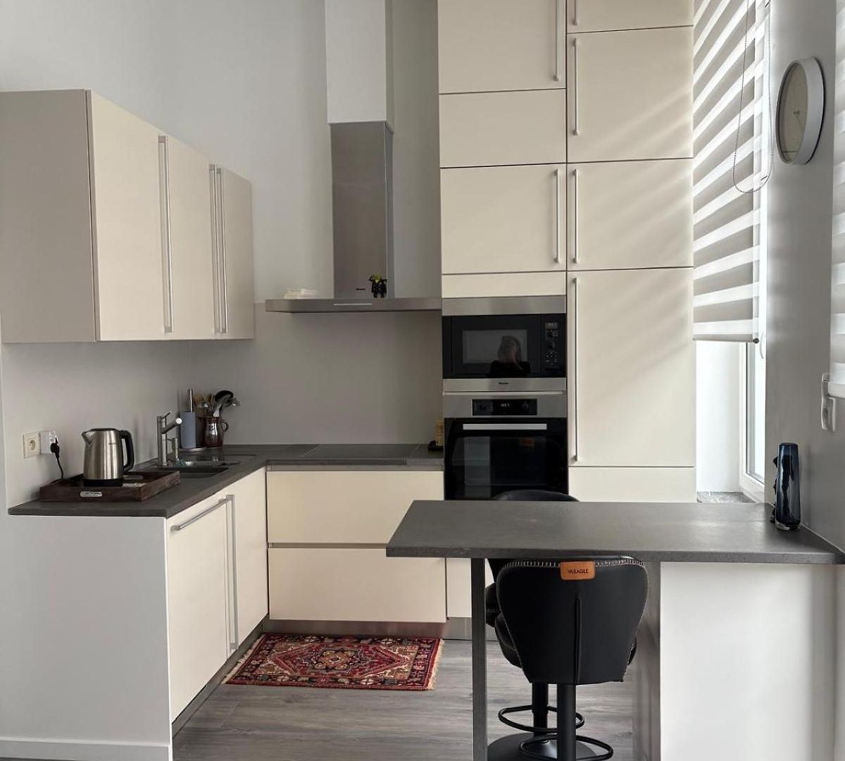 Modern 1 Bedroom And Sofa Bed Apartment *