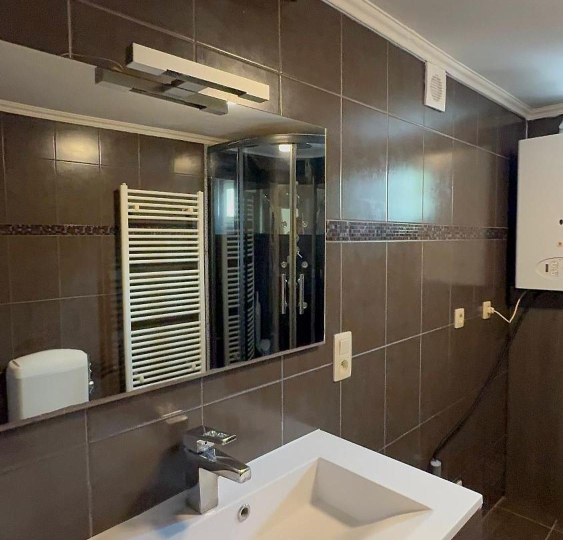 Luxury 2br & Jacuzzi Near Expo 12 & Ing Arena Apartment