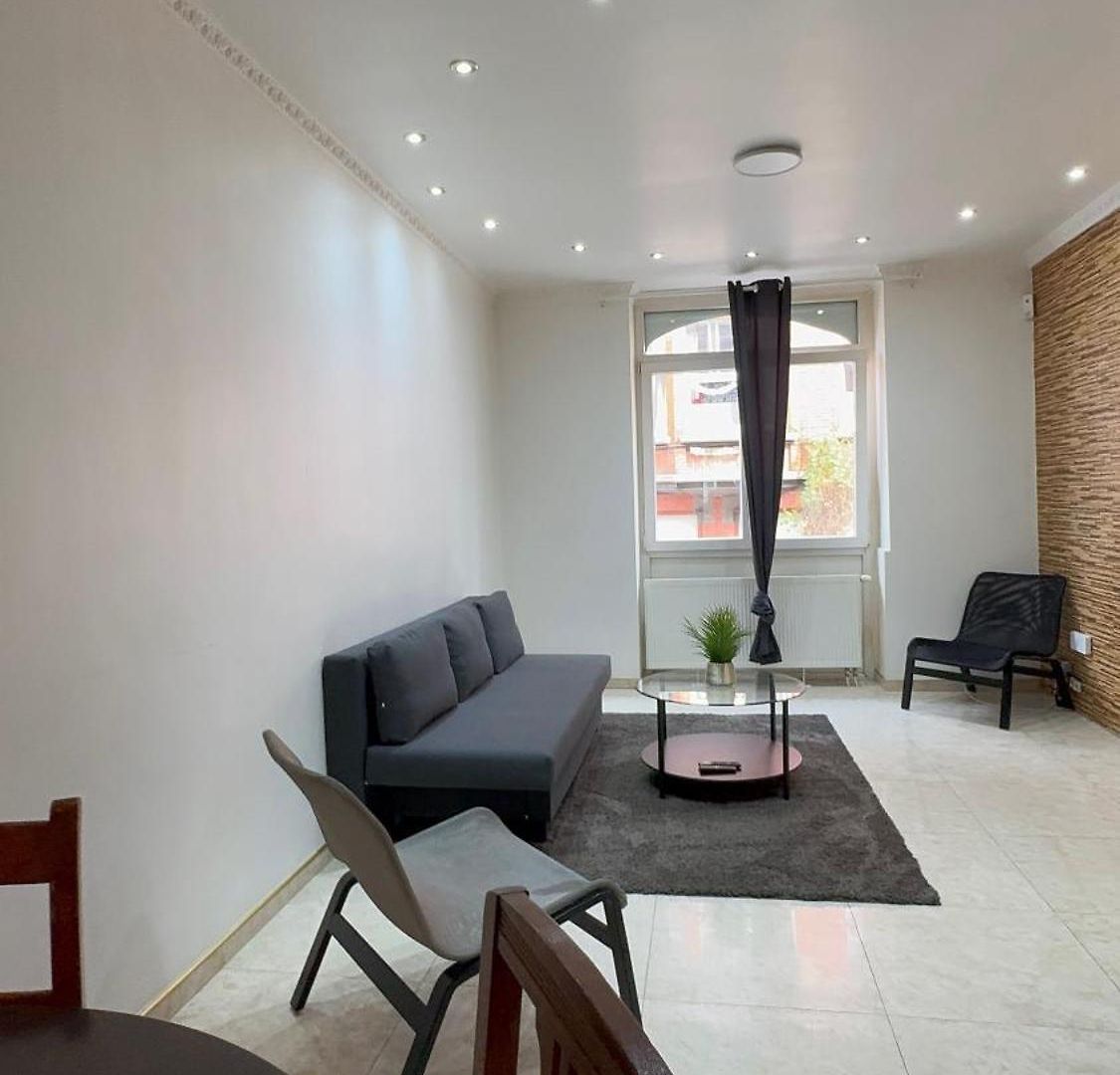 Luxury 2br & Jacuzzi Near Expo 12 & Ing Arena Apartment