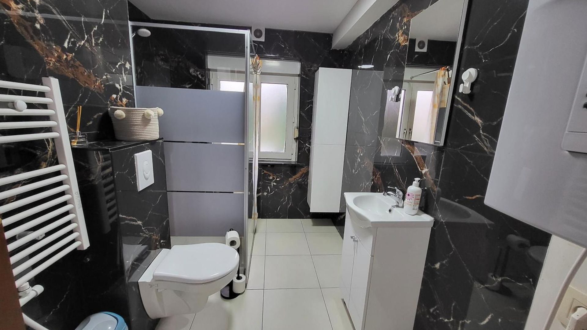 Charles House Guest house *