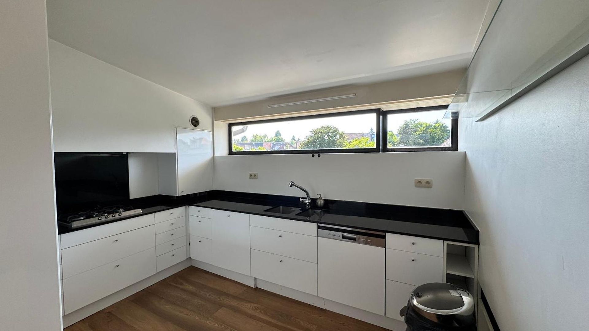 'l' Apartment