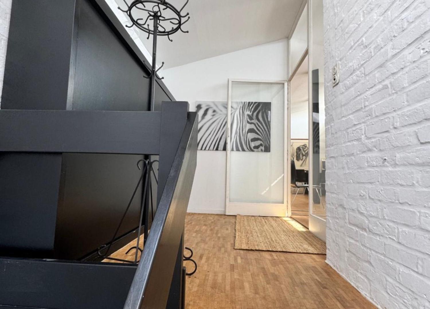 'l' Apartment